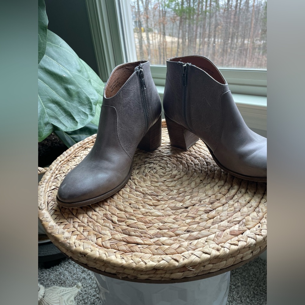 Frye Nora Bootie in like new condition SZ 8.5 leather 3’ heel grey - Picture 3 of 13